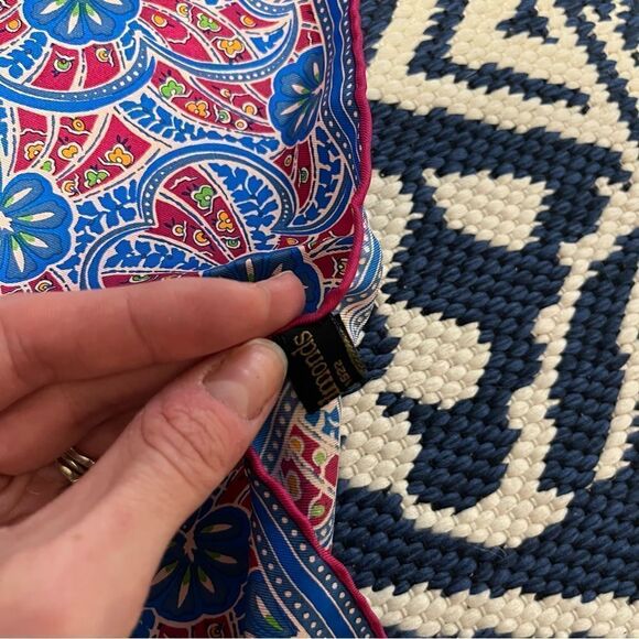 Allen Edmonds Silk Pocket Square - Picture 3 of 10